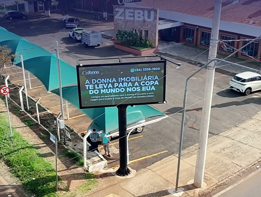 Painel de LED da MoovLED na Av. Leopoldino de Oliveira, em Uberaba, exibindo um anúncio durante o dia